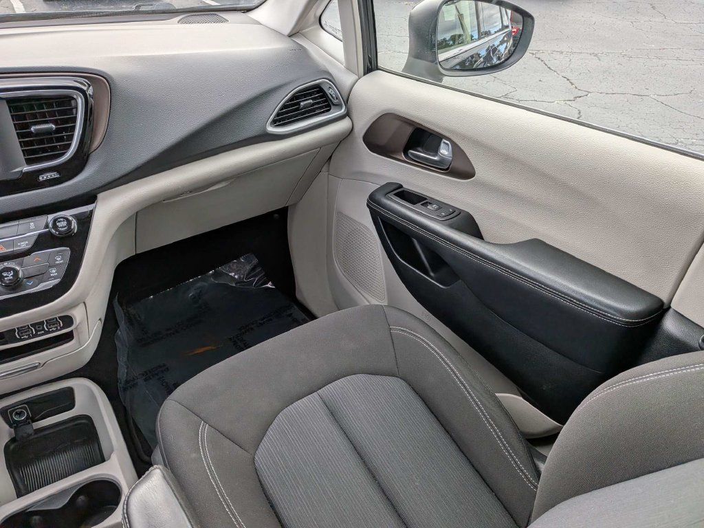 Used 2022 Chrysler Voyager LX FWD image 20
