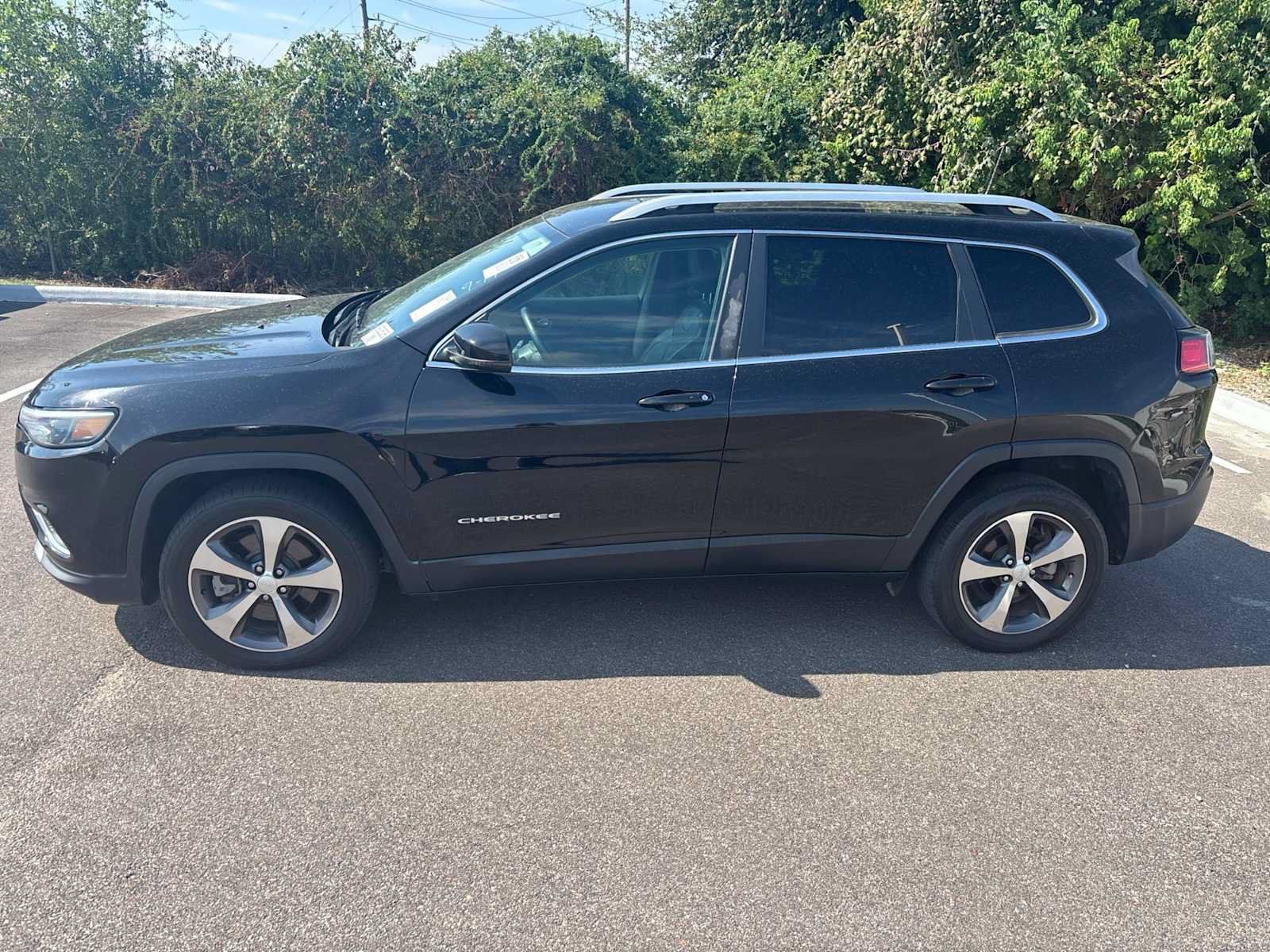 Used 2019 Jeep Cherokee Limited FWD image 2