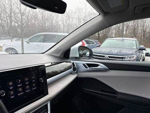 Certified 2025 Volkswagen Taos SE w/ Panoramic Sunroof Package image 23