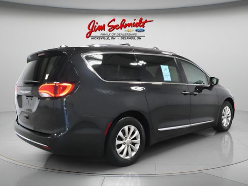 Used 2018 Chrysler Pacifica Touring-L FWD image 6