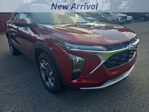 Used 2025 Chevrolet Trax LT FWD image 4