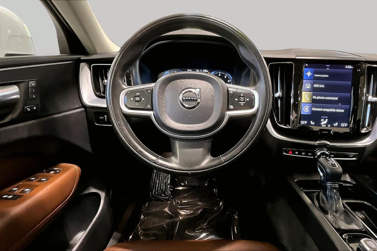 Used 2020 Volvo XC60 T5 Momentum w/ Protection Package Premier AWD/4WD image 6