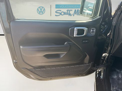 Used 2022 Jeep Gladiator Sport image 19