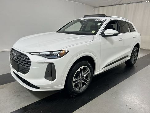 Used 2025 Audi Q5 Premium w/ Convenience Package image 5