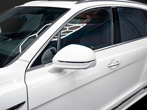 Used 2024 Bentley Bentayga AWD/4WD image 9
