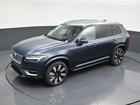 Used 2025 Volvo XC90 T8 Ultra w/ Lounge Package image 14