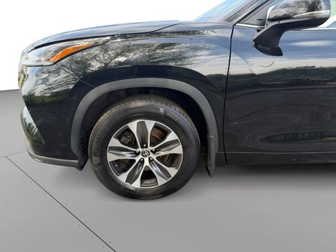 Used 2022 Toyota Highlander XLE AWD/4WD image 19
