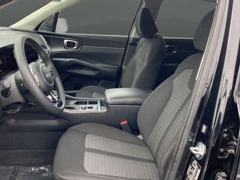 Certified 2025 Kia Sorento LX FWD image 9