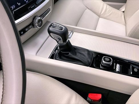 Used 2019 Volvo S60 T6 Momentum w/ Premium Package image 16