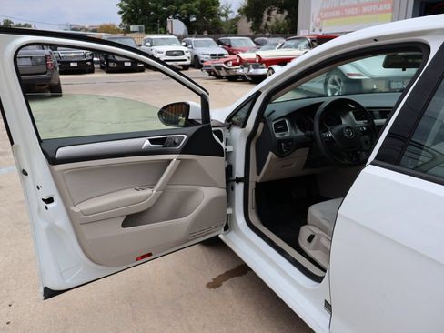 Used 2016 Volkswagen Golf 4-Door FWD image 20