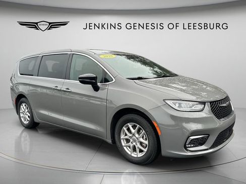 Used 2025 Chrysler Pacifica Select FWD image 1