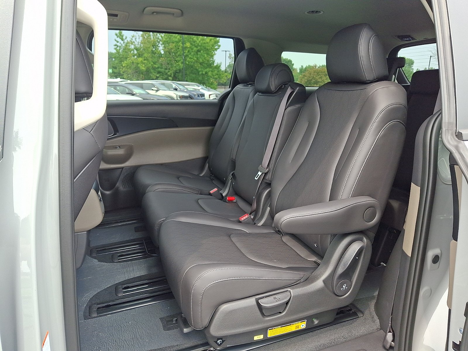 New 2027 Kia Carnival FWD image 6