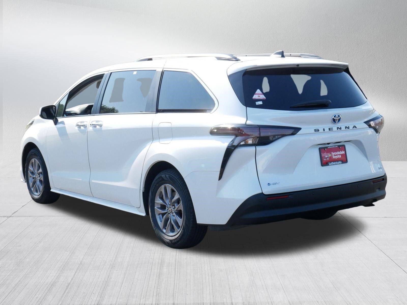 Certified 2025 Toyota Sienna XLE FWD image 5