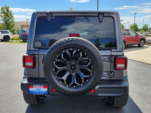 Used 2018 Jeep Wrangler Unlimited Sahara AWD/4WD image 12