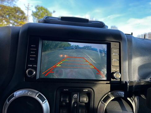 Used 2018 Jeep Wrangler Unlimited Sahara image 20
