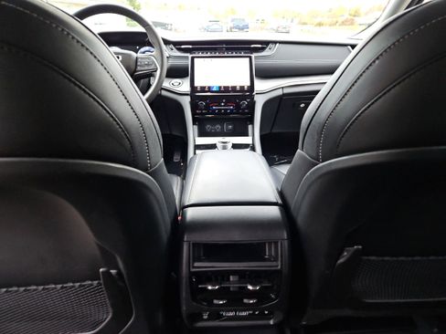 Used 2023 Jeep Grand Cherokee Limited image 17