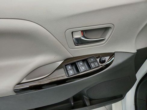 Used 2018 Toyota Sienna XLE image 22