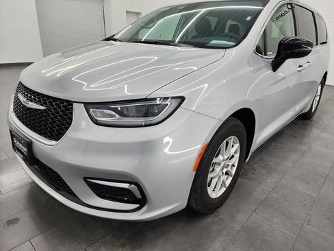 Used 2024 Chrysler Pacifica Touring-L image 7