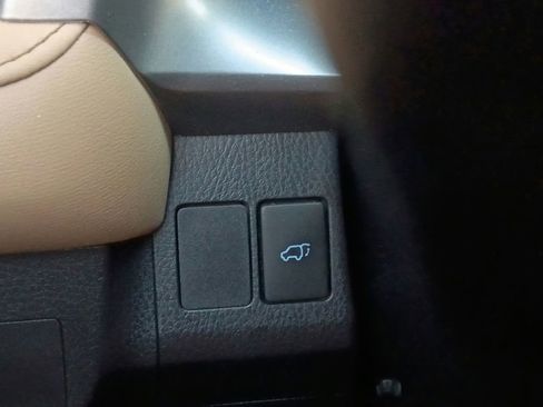 Used 2018 Toyota RAV4 XLE FWD image 28