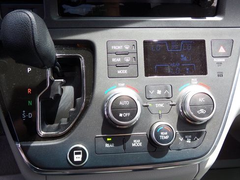 Used 2017 Toyota Sienna LE FWD image 30
