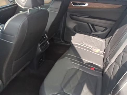 Used 2025 Volkswagen Atlas SE FWD image 7