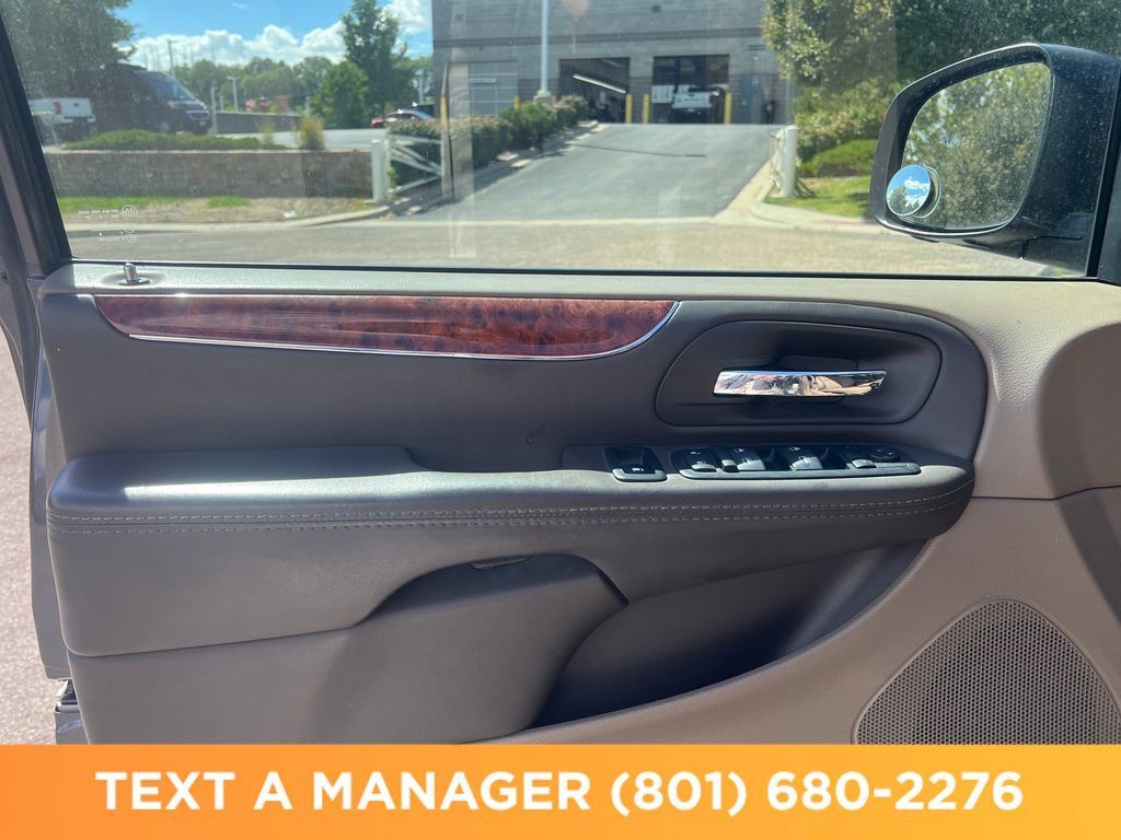 Used 2016 Chrysler Town & Country Touring FWD image 12