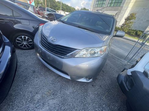 Used 2014 Toyota Sienna LE FWD image 17