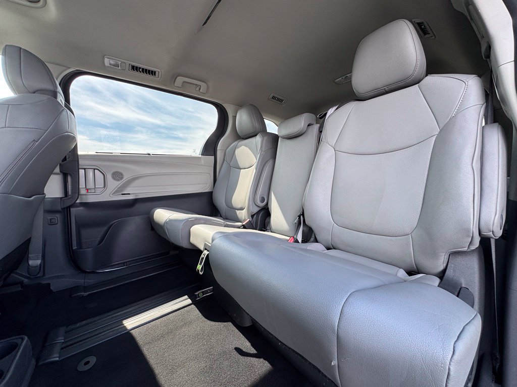 Used 2024 Toyota Sienna XLE FWD image 21