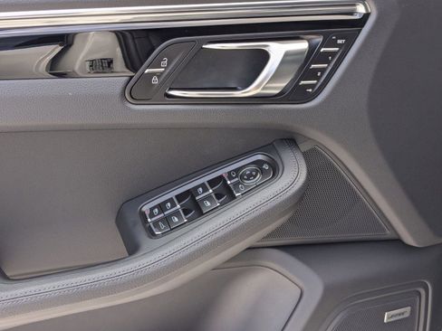 Certified 2025 Porsche Macan image 14