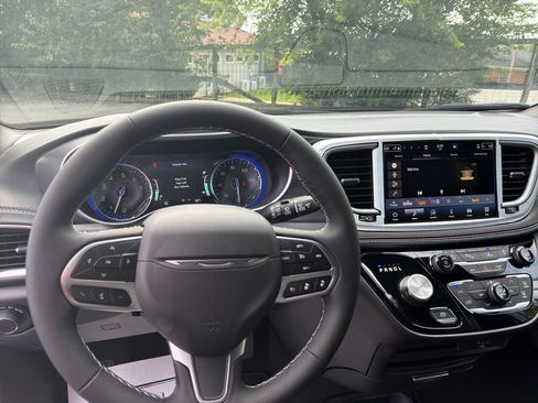 New 2027 Chrysler Pacifica Select FWD image 11