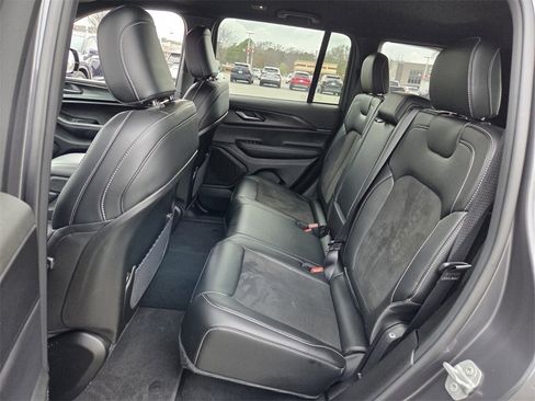 Used 2025 Jeep Grand Cherokee Altitude image 6