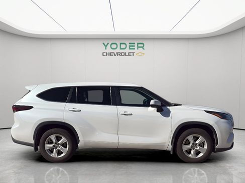 Used 2024 Toyota Highlander LE AWD/4WD image 4