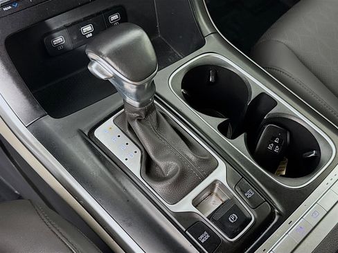 Used 2024 Kia Carnival LX image 17