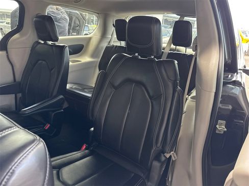 Used 2023 Chrysler Pacifica Touring-L image 20
