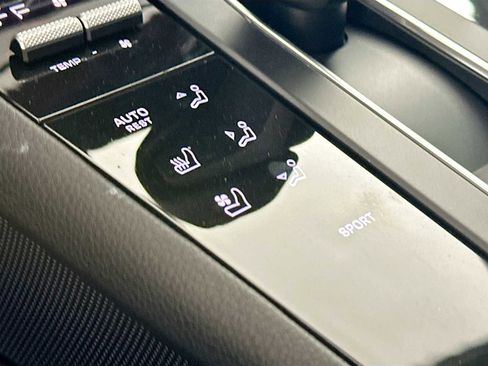 New 2025 Porsche Macan image 20