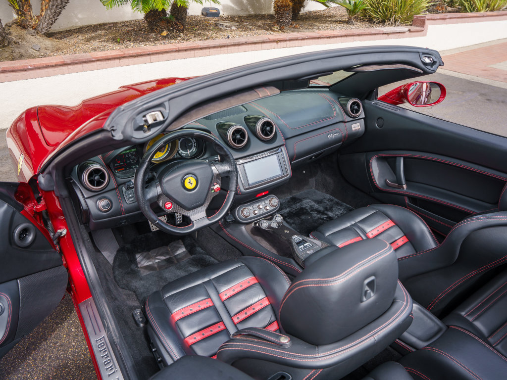 Used 2010 Ferrari California RWD image 23