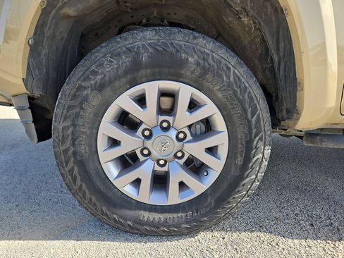 Used 2017 Toyota Tacoma SR5 w/ Tow Package AWD/4WD image 30