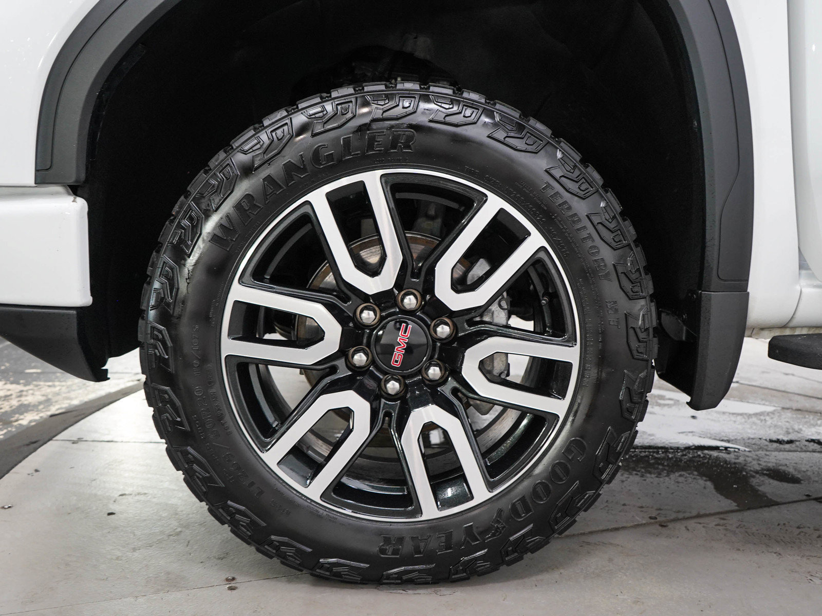 Used 2024 GMC Sierra 1500 AT4 w/ Technology Package AWD/4WD image 32