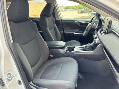 Used 2021 Toyota RAV4 LE FWD image 21