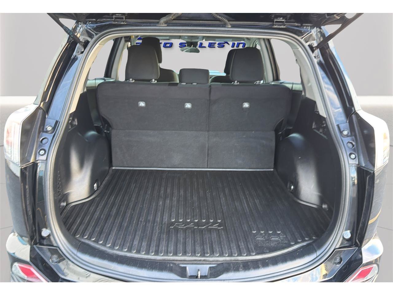 Used 2018 Toyota RAV4 LE w/ All Weather Liner Package AWD/4WD image 30