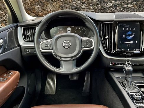 Used 2019 Volvo XC60 T6 Momentum w/ Multimedia Package image 5