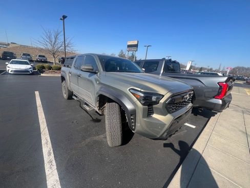 Used 2025 Toyota Tacoma TRD Off-Road image 2