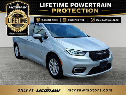 Used 2023 Chrysler Pacifica Touring-L FWD image 3