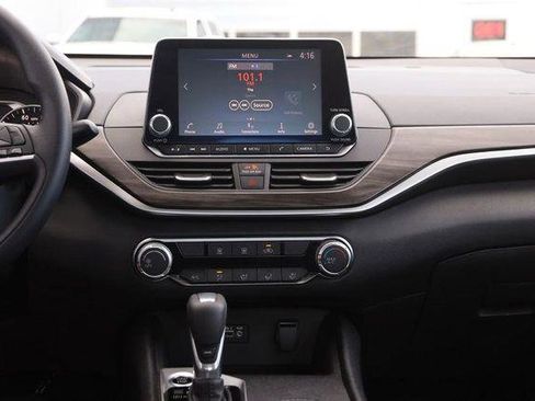 Used 2025 Nissan Altima 2.5 SV image 23