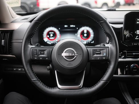 Used 2025 Nissan Pathfinder Platinum image 19