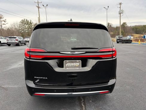 Used 2024 Chrysler Pacifica Touring-L image 6