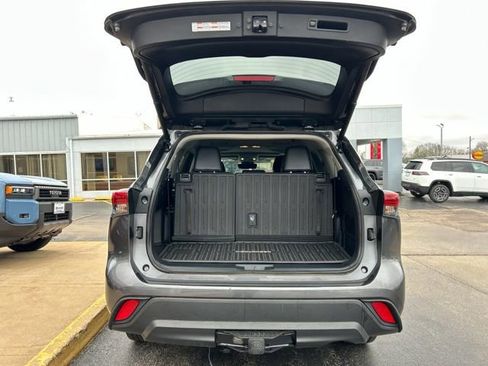 Used 2022 Toyota Highlander XLE image 9
