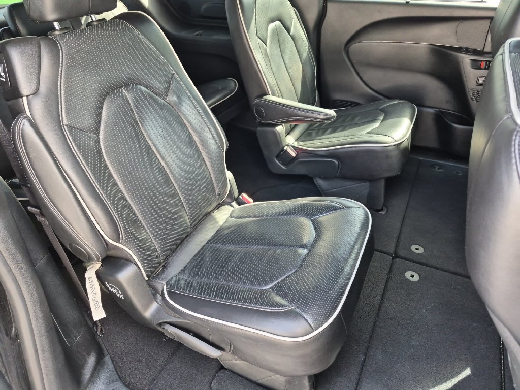 Used 2025 Chrysler Pacifica Limited FWD image 6