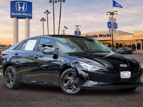 Used 2021 Hyundai Elantra SEL w/ Convenience Package FWD image 2