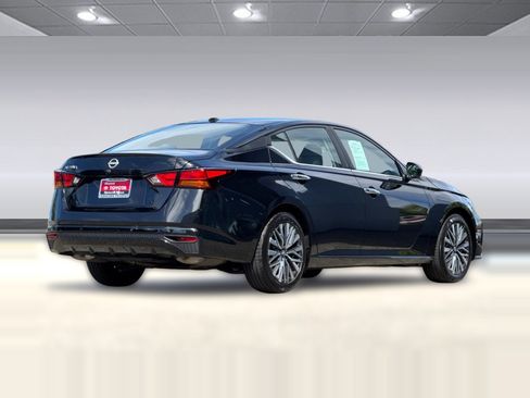 Used 2025 Nissan Altima 2.5 SV image 3